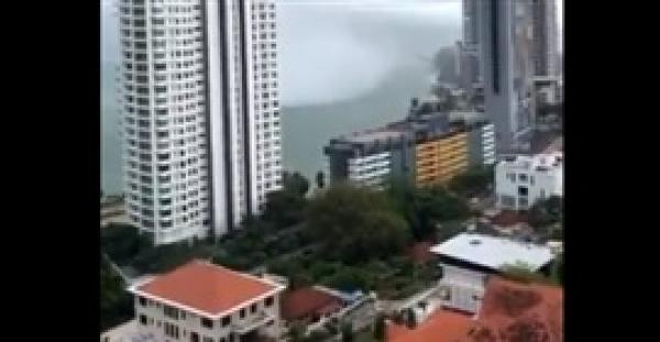 رصد عمود ماء إعصاري هائل في ماليزيا (فيديو)