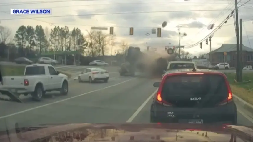 بالفيديو...لحظة اصطدام مرعبة لسيارة امرأة مسرعة بعدة سيارات