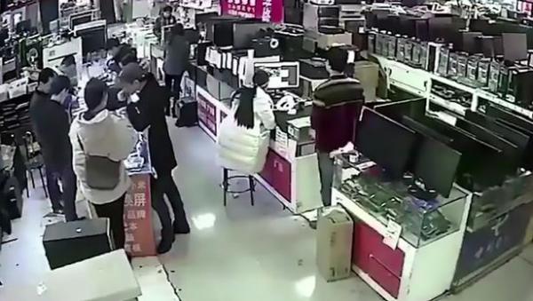 أراد اختبار البطارية هل اصلية ام مزيفة فوقعت المفاجأة  (فيديو)