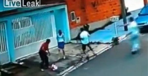 بالفيديو والصور.. شرطي يلقي طفلته الرضيعة على الأرض ليهاجم لصا مسلحا