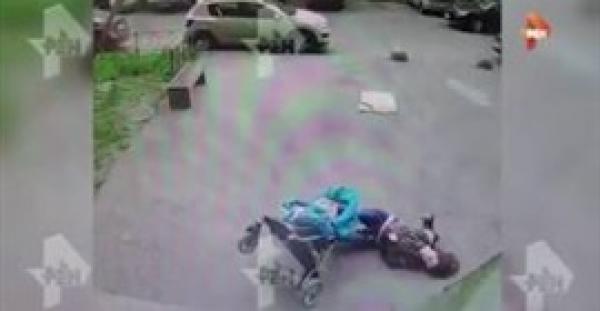 بالفيديو.. أم تنقذ ابنها من الموت وتتعرض لإصابة خطيرة في رأسها