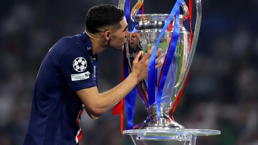 بطل إفريقيا وأوروبا.. الأسطورة حكيمي يُرصّع مشواره بـ18 لقباً بعد التتويج الأوروبي الجديد مع باريس!