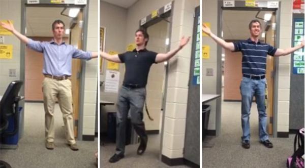 بالفيديو: معلم يُحيّي طلابه بشكل طريف يومياً