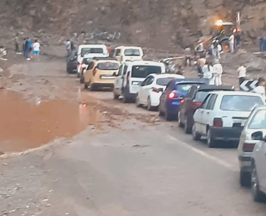 الأمطار الرعدية القوية تقطع الطريق بين مراكش وأكادير..