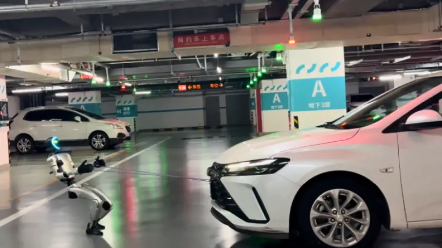 بالفيديو...روبوت صيني يدهش العالم بقدرته على سحب سيارة تزن 1.4 طن...