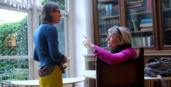  الصورة: الباحثتان في تاريخ الإسلام، الأمريكية باتريسيا كرون والهولندية بيترا سايبستاين في جلسة نقاش في جامعة ليدن.