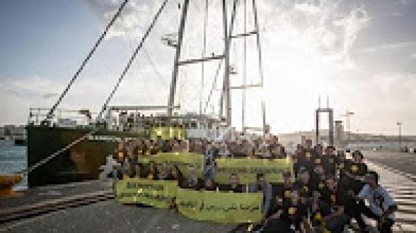 ترحيب مغربي بسفينة "راينبو واريور" في ميناء طنجة