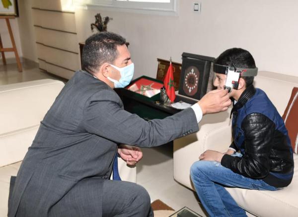 أمزازي يستقبل التلميذ المخترع صاحب اختراع "الكمامة الذكية" ضد العطس والسعال (صور)