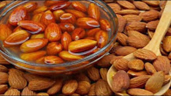 هل تعلم فوائد وضع اللوز في الماء بالليل و تناوله في الصباح.. معلومة من ذهب !