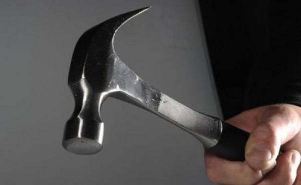 شاب يقتحم منزلا ويعتدي بمطرقة على مسن وهذا ما نسيه وكشف أمره وقاد الدرك لاعتقاله!