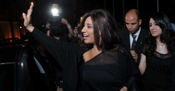 زفة مغربية لدى وصول نجوى كرم لإحياء حفلها بموازين