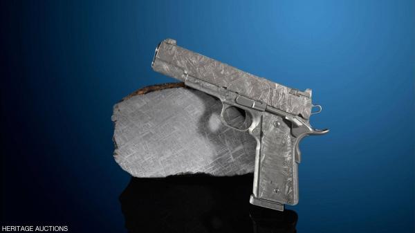 مزاد علني على مسدسين مصنوعين من "نيزك" عمره أكبر من 4.5 مليار سنة