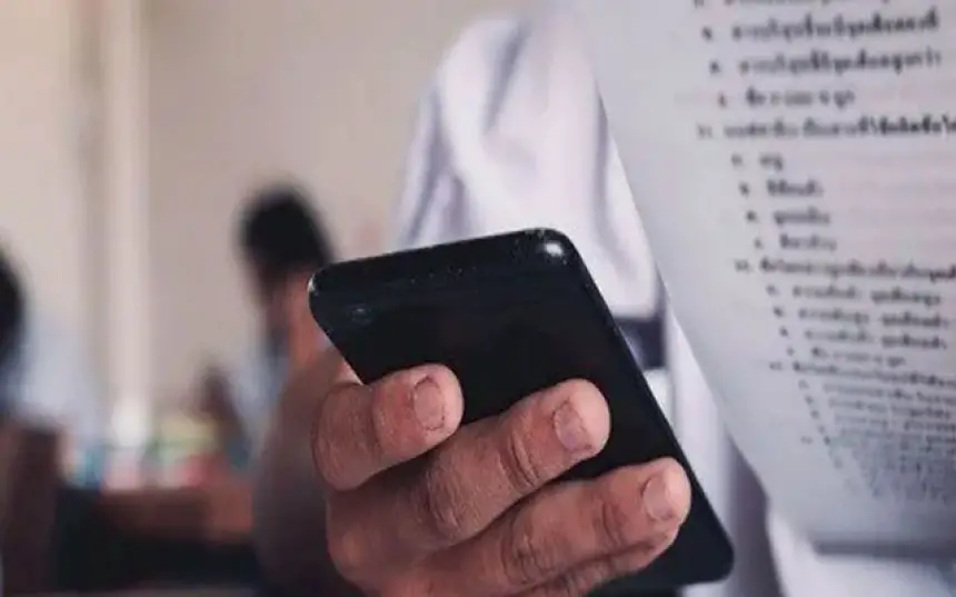 الحسيمة.. السجن والغرامة لشاب متورط في تسريب أجوبة الباكالوريا عبر الـ "واتساب"