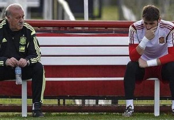 صورة : نظرات عتاب من ديل بوسكي تلاحق كاسياس في تدريبات اللاروخا 