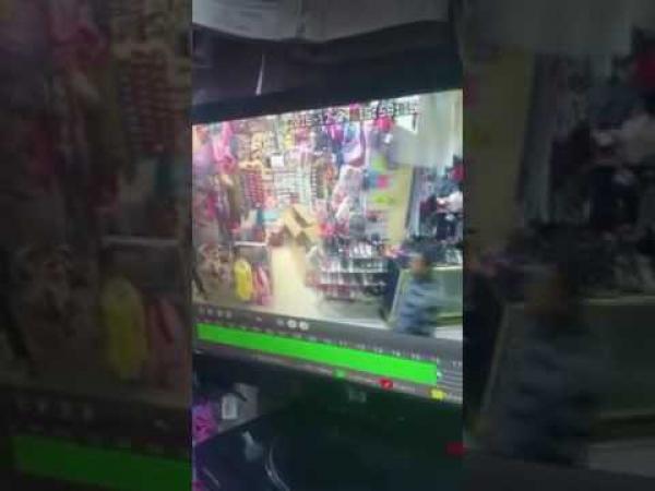 بالفيديو.. لحظة سرقة هاتف محمول من سوبر ماركت بطنجة