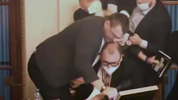 مُشاجرة تحت سقف البرلمان التشيكي بسبب كمامات الوقاية من كورونا