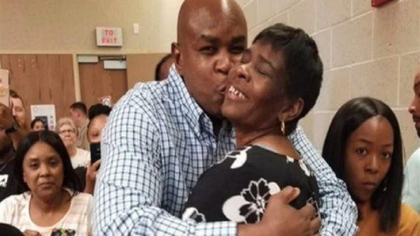 يحصل على تعويض 750 ألف دولار بعد سجنه 24 عاما بالخطأ