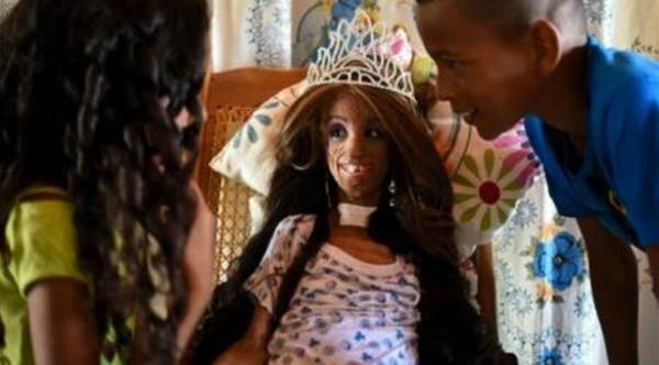 "عجوز" كولومبية تحتفل ببلوغها الخامسة عشرة