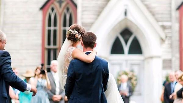 عريس يحمل عروسته طوال مراسم الزفاف والسبب ؟