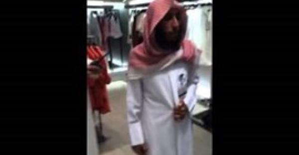 بالفيديو.. رجال الأمر بالمعروف يمنعون امرأة من التسوق بسبب ملابسها