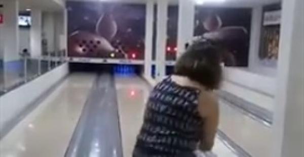 فتاة تتسبب في كارثة داخل صالة بولينج (فيديو)