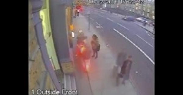 بالفيديو.. لص ماهر يختطف هاتفي شخصين مختلفين في 3 ثوان