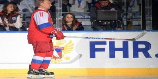 بوتين يسجل "نصف دستة" أهداف في مباراة لهوكي الجليد