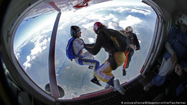 كندية تنجو بأعجوبة بعد فشل في فتح مظلتها على ارتفاع 1500م