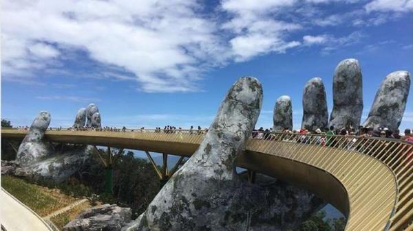 جسر فيتنام "الذهبي" يجتاح الإنترنت (فيديو)