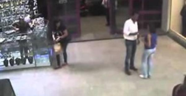 بالفيديو.. لحظة اعتداء شاب على فتاة في مول بمصر الجديدة