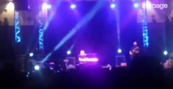 بالفيديو.. مغنُ يفارق الحياة فوق خشبة المسرح