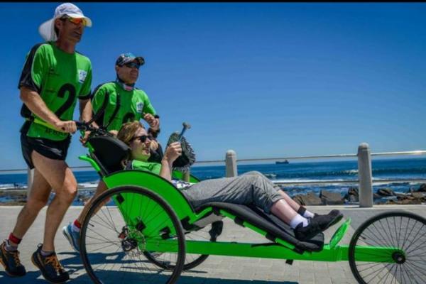 أنهت 7 سباقات ماراثون بـ 7 قارات في 7 أيام على كرسي متحرك