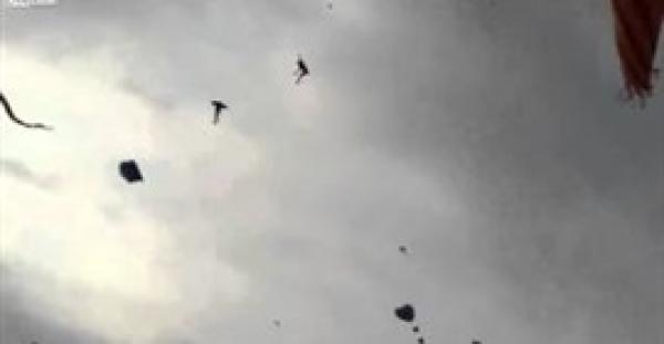 بالفيديو.. طائرة ورقية تطير بطفل ليسقط من ارتفاع 7 طوابق