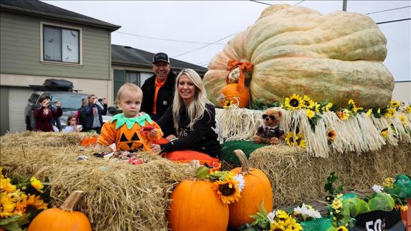 يقطينة تزن أكثر من طن تخطف الأنظار في مهرجان بأمريكا