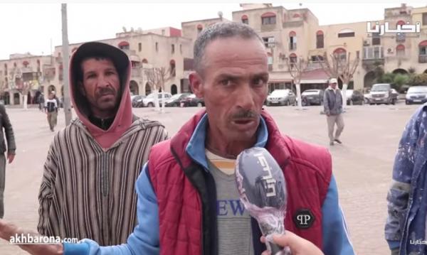 مواطنون يشتغلون في المـوقـف ... حنا والله مالقينا ماناكلو وعندنا وليدت واش غادي نمشيو نديرو فدار