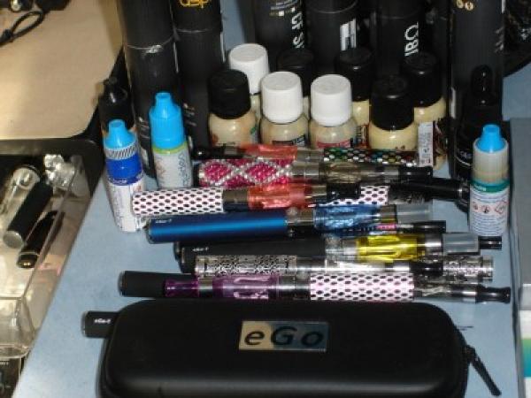 أكادير .. اعتقال فرنسي بحوزته كمية كبيرة من السجائر الإلكترونية المهربة