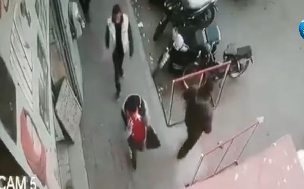 شفارا يسرقون دراجة نارية متوقفة بالنهار وسط الدار البيضاء