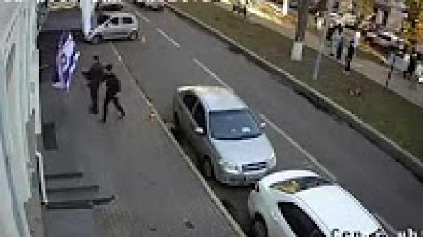 شاهد ما فعل شاب أوكراني عند رؤية علم إسرائيل