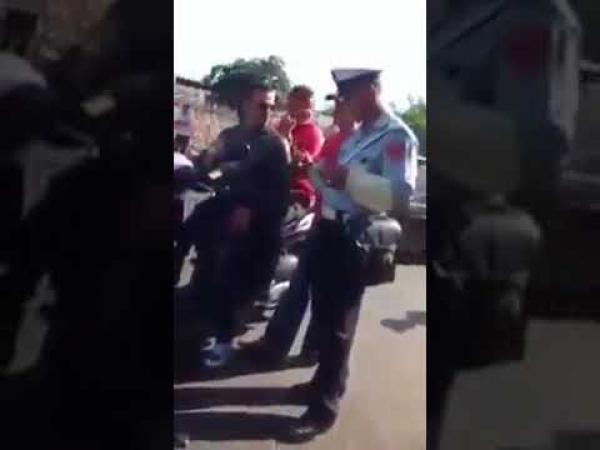 بالفيديو: شرطي مرور يحظى باشادة مواقع التواصل بعد تشبثه بتحرير مخالفة رغم ..!!