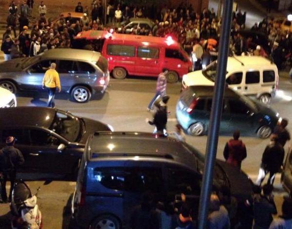 حادثة خطيرة بين سيارتين و انقلاب احداهما ونقل السائق للمستعجلات