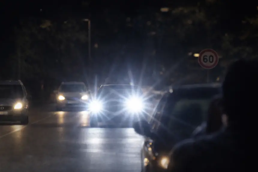 فوضى أضواء السيارات بالمغرب.. مصابيح غير قانونية تهدد سلامة السائقين ليلاً وتثير الغضب