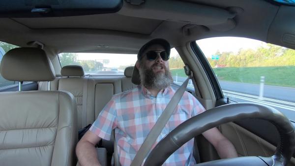 يملك موهبة فريدة... رجل يستطيع الحديث والغناء بطريقة معاكسة