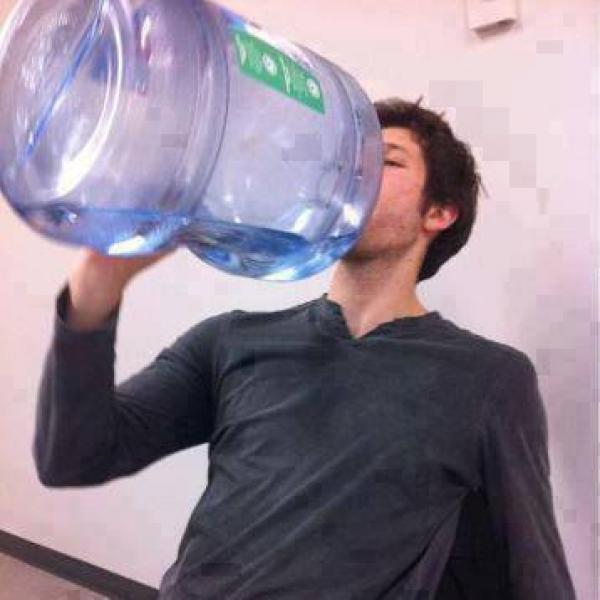 خبراء التغذية يحذرون من خطورة شرب المياه بكثرة في السحور على الكلى