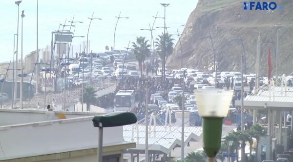 لن تصدق عدد السيارات العالقة في صف الانتظار في نقطة حدود سبتة المحتلة