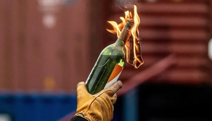 تلميذ يهاجم مدرسة بزجاجة مولوتوف ويثير جدلاً واسعاً في تونس