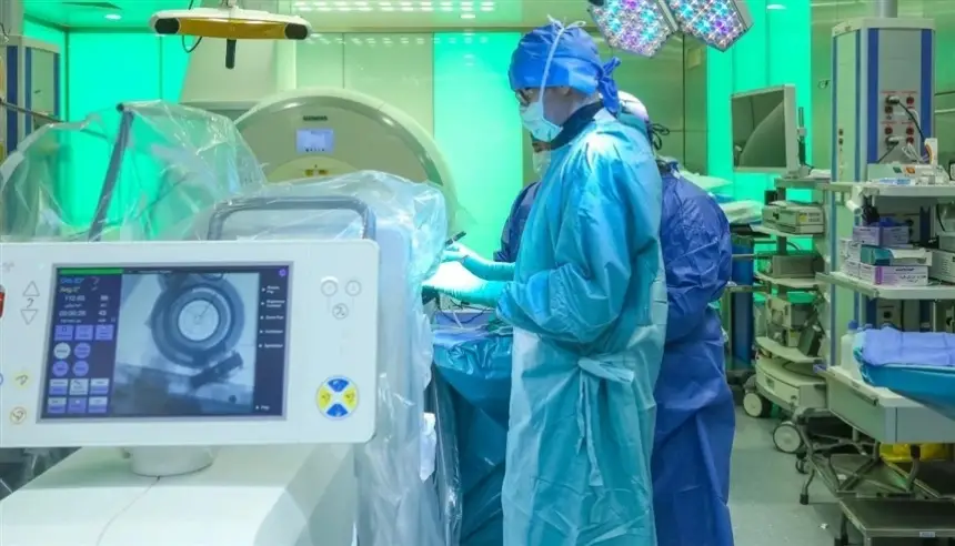 اختراق طبي .. زرع أول جهاز ذكي بالدماغ لعلاج الأمراض العصبية المزمنة