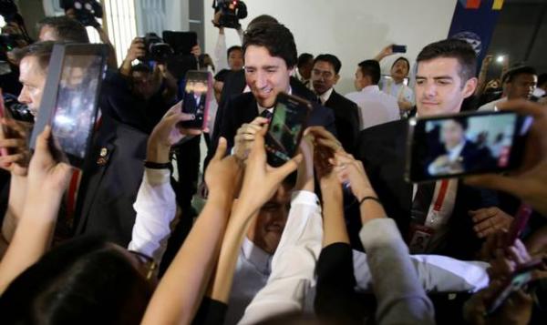 بالفيديو: المعجبون يلاحقون رئيس الوزراء الكندي في الفلبين