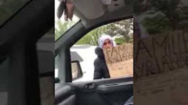 رجل يكشف زيف إدعاء بعض المهاجرين على أنهم سوريين من أجل كسب عطف الناس بأوروبا