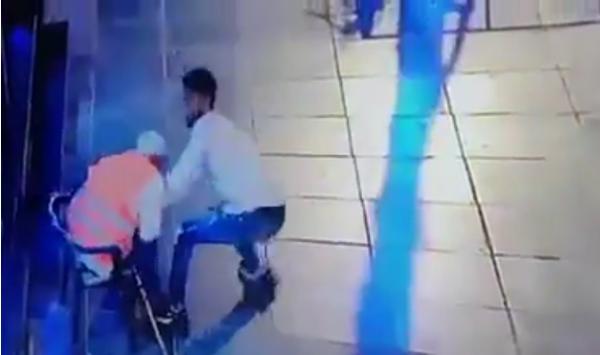 شوفو كيفاش "حكر" شفار على شيباني جالس في كرسي بوجدة