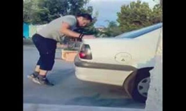 بالفيديو.. غباء شاب يضعه في موقف محرج